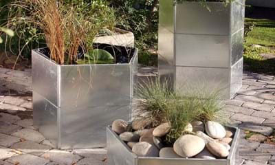 Land Classic Sekskantede Højbede I Galvaniseret Jern På Fliser Med Sten Og Vand Land Classic Sekskantede Højbede I Galvaniseret Jern På Fliser Med Sten Og Vand