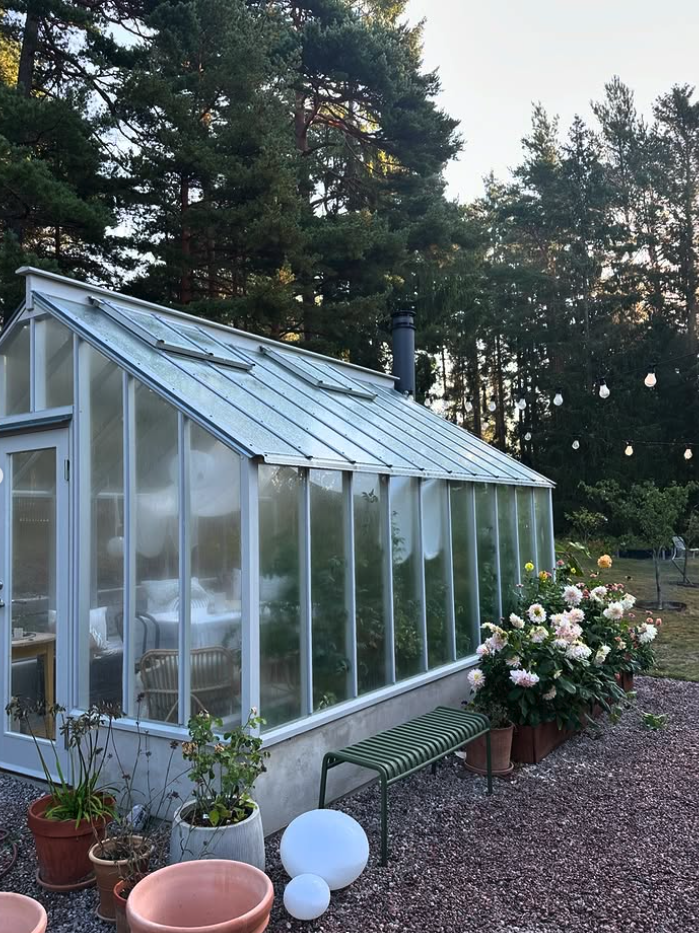 Klargør drivhuset med kapillærkasser