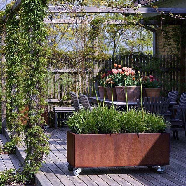 Land Modern Aflang Plantekasse På Hjul I Corten