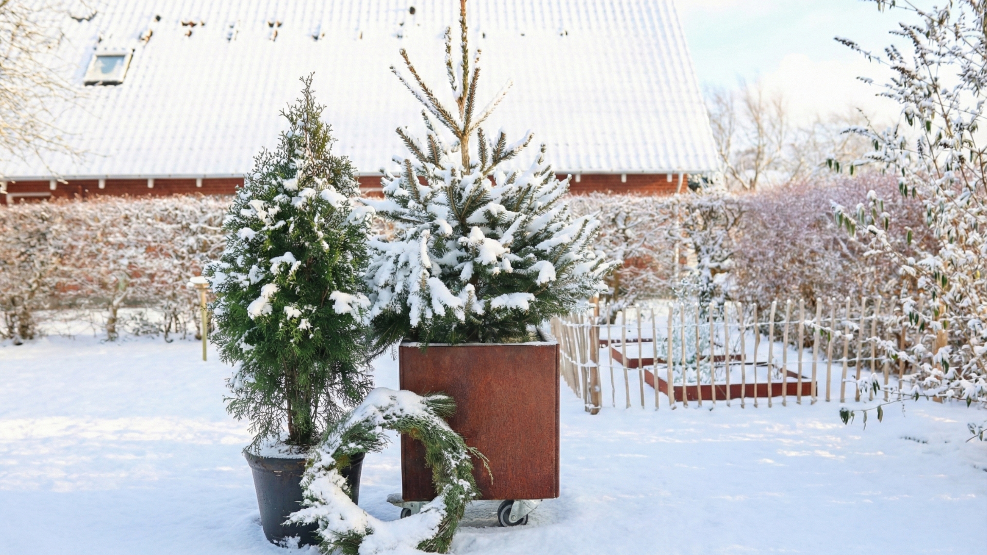Plantekasser i rust - skab varme og karakter i haven