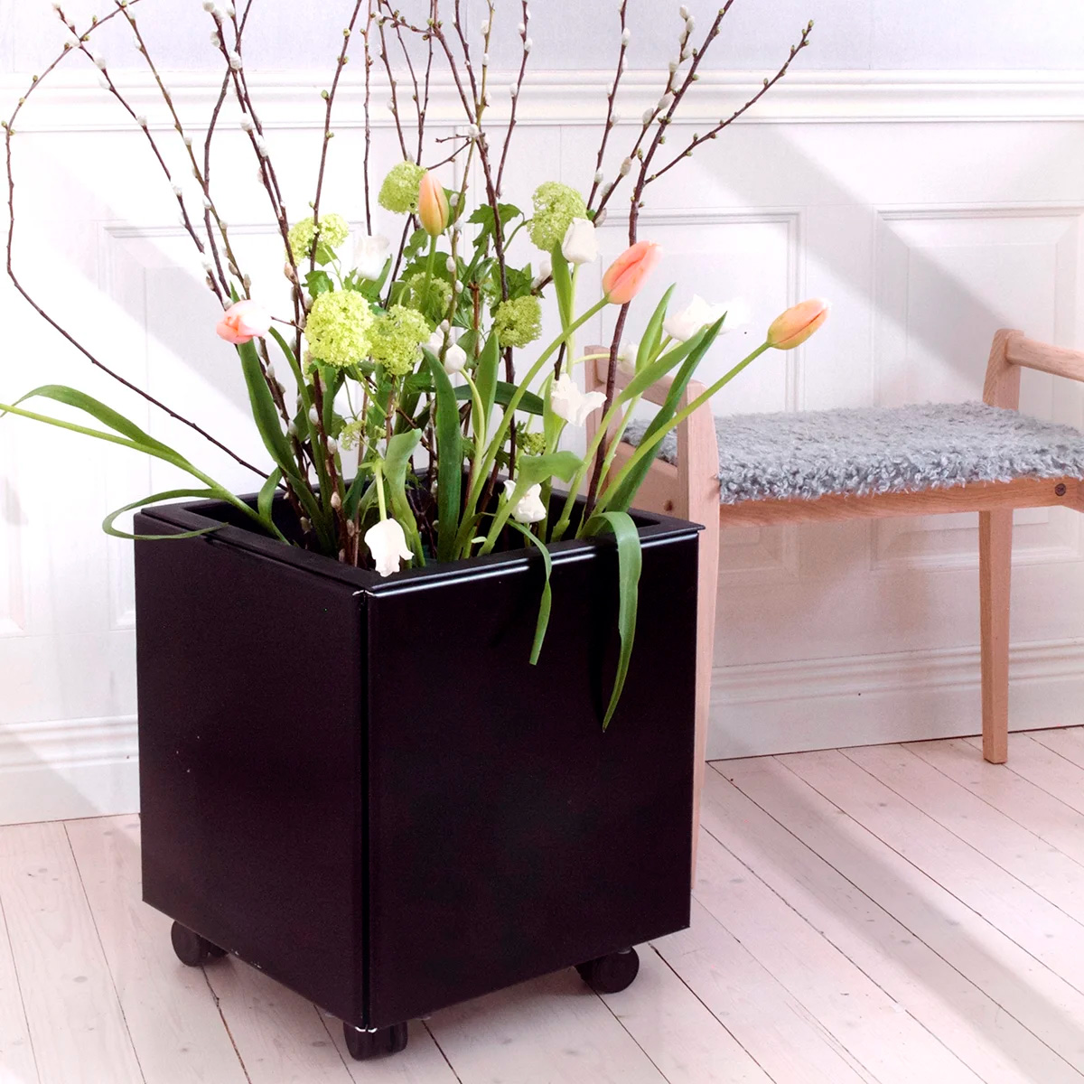 Land Black Med Hjul Indendoers Tulipaner Og Grene Forår Killingyourdarlings Web