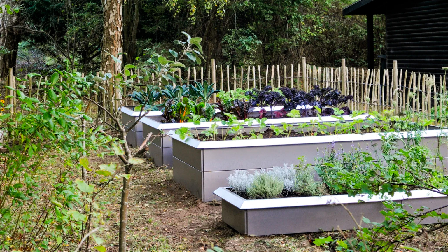 Land Classic Hoejbede Med Sneglekanter Foto Peekaboo Design For Landhave.Dk 1536X864