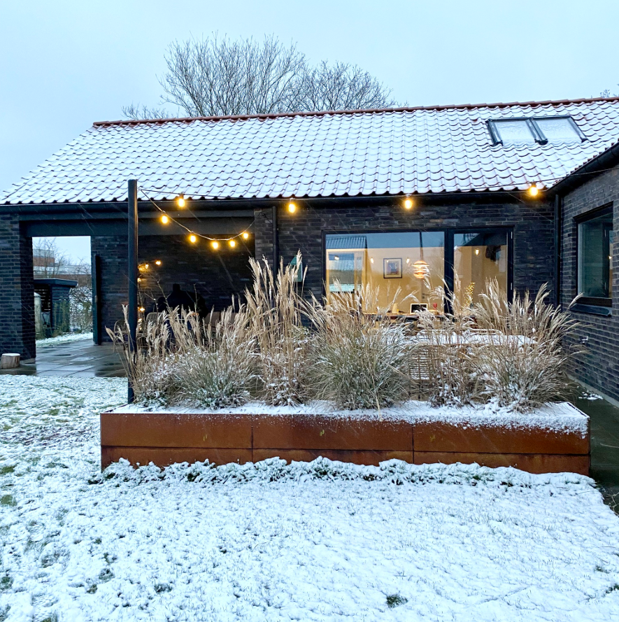 Pynt haven op med naturlige materialer og spar på energien