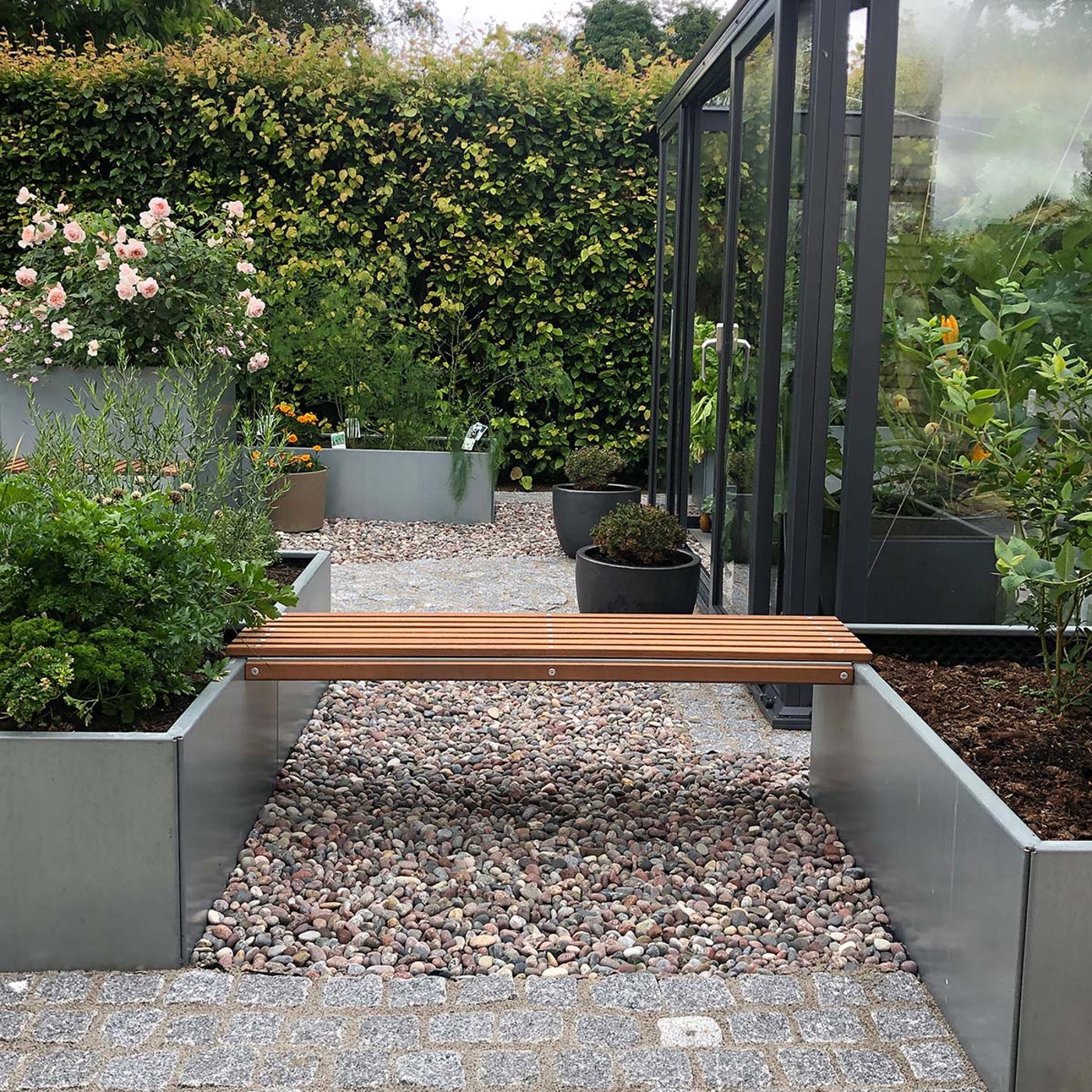 Land Modern Baenk Mellem To Plantekasser (1)